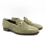 Il mocassino è il modello di scarpe, protagonista della collezione Primavera/Estate 2023 di Calzoleria Marini. Realizzato in camoscio verde olivastro.