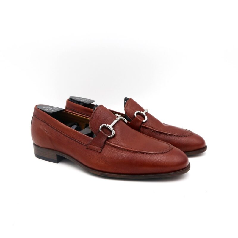 Il mocassino è il modello di scarpe, protagonista della collezione Primavera/Estate 2023 di Calzoleria Marini, realizzato in pelle crust colorata a mano.