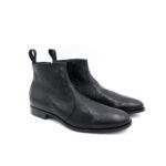 Chelsea boot realizzato in pelle di capretto, che rende la scarpa morbida e leggera. Questo modello è adatto all'uomo che ama la moda e lo stile.