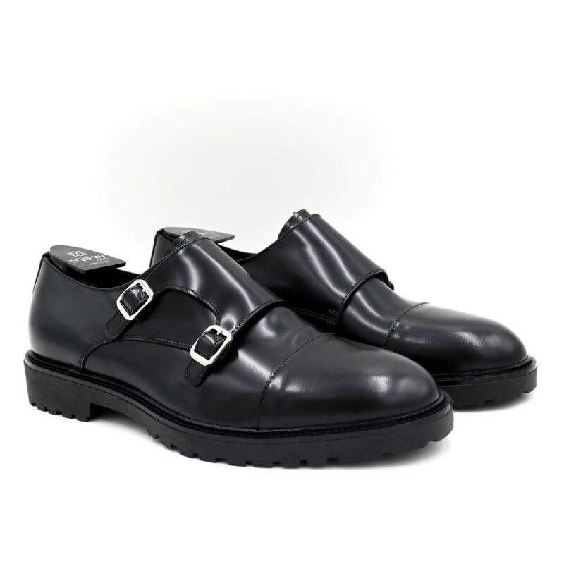 La doppia fibbia abrasivata nera, è la scarpa ricercata e versatile, elegante e sofisticata che aggiungerà immediatamente un tocco di stile ai tuoi outfit!